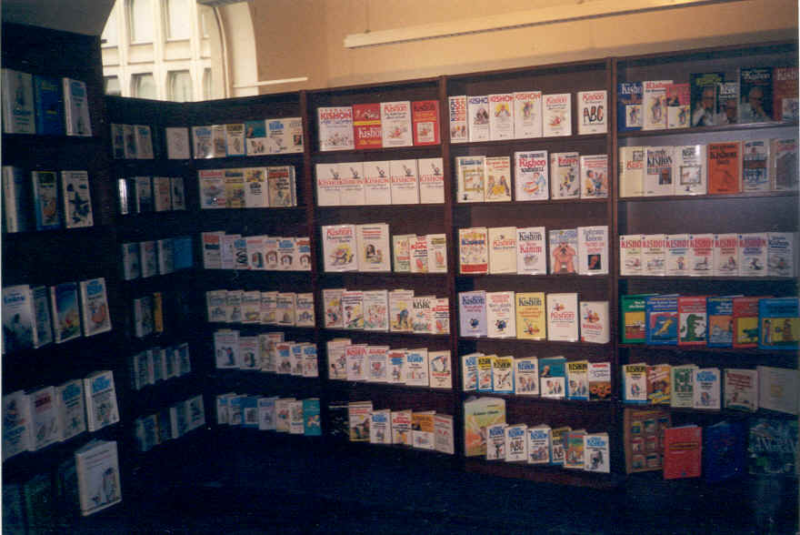 Bücher von Kishon bei einer Ausstellung des Langen Müller Verlag